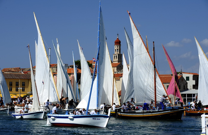 Betina, 150810.
U Betini na otoku Murteru danas je odrzana tradicionalna regata brodova na “latinskog idro ” pod nazivom “Regata za dusu i tilo”, na regati je sudjovalo preko gajeta, leuta i kaica pobjedili su domacini iz Betine.
Na slici start regate u b Betina, 150810.
U Betini na otoku Murteru danas je odrzana tradicionalna regata brodova na “latinskog idro ” pod nazivom “Regata za dusu i tilo”, na regati je sudjovalo preko gajeta, leuta i kaica pobjedili su domacini iz Betine.
Na slici start regate u b
