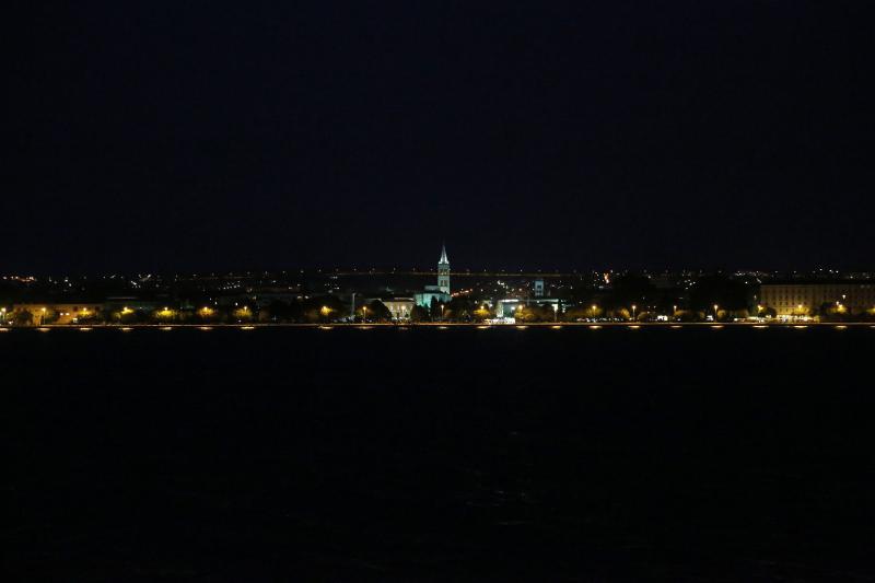 Panoramske fotografije s trajekta koji vozi od Zadra do otoka Ugljana. Photo: Filip Brala/PIXSELL Autor  Filip Brala/PIXSELL KLJUČNE RIJEČI  panorama, morske orgulje, pozdrav suncu, trajekt, riva