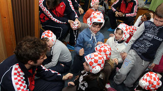 Da hrvatske zlatne Barakude imaju veliko srce pokazali su već prvog dana boravka u Zadru. Posjetili su mališane DV Latica i donijeli im prigodne poklone – vaterpolo kapice hrvatske reprezentacije. Mališani i njihove tete s oduševljenjem su dočekali svoje