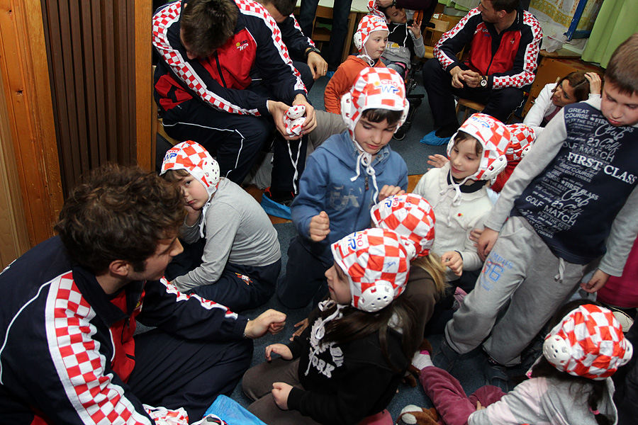 Da hrvatske zlatne Barakude imaju veliko srce pokazali su već prvog dana boravka u Zadru. Posjetili su mališane DV Latica i donijeli im prigodne poklone – vaterpolo kapice hrvatske reprezentacije. Mališani i njihove tete s oduševljenjem su dočekali svoje