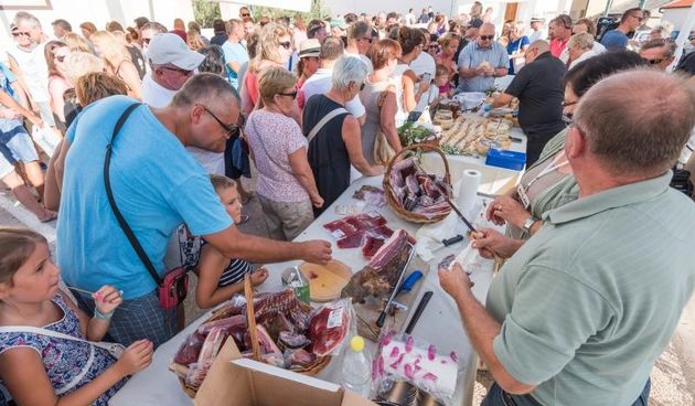 Kolan: Na prvoj Fešti od sira posjetitelji uživali u paškom siru, pršutu, vinu i maslinovom ulju, Photo: Dino Stanin/PIXSELL