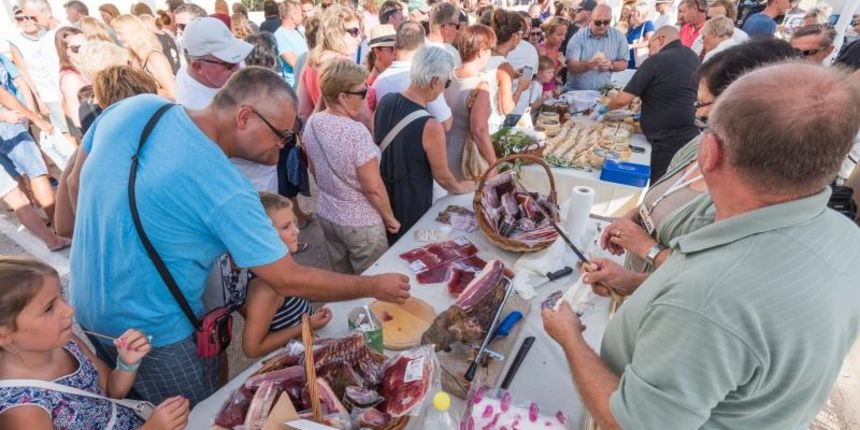 Kolan: Na prvoj Fešti od sira posjetitelji uživali u paškom siru, pršutu, vinu i maslinovom ulju, Photo: Dino Stanin/PIXSELL Kolan: Na prvoj Fešti od sira posjetitelji uživali u paškom siru, pršutu, vinu i maslinovom ulju, Photo: Dino Stanin/PIXSELL