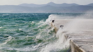 Spektakularna igra valova na zadarskoj rivi 5. studenog 2014.  Foto: Marin Pitton