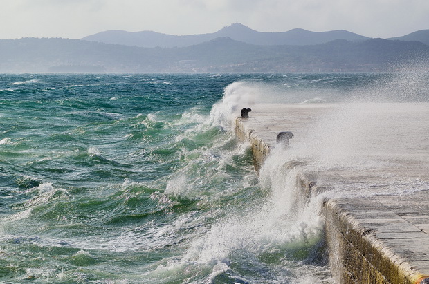 Spektakularna igra valova na zadarskoj rivi 5. studenog 2014.  Foto: Marin Pitton