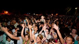 Vir : Colonia rasplesala tisuće posjetitelja na Viru ; foto Iva Perinčić Vir : Colonia rasplesala tisuće posjetitelja na Viru ; foto Iva Perinčić