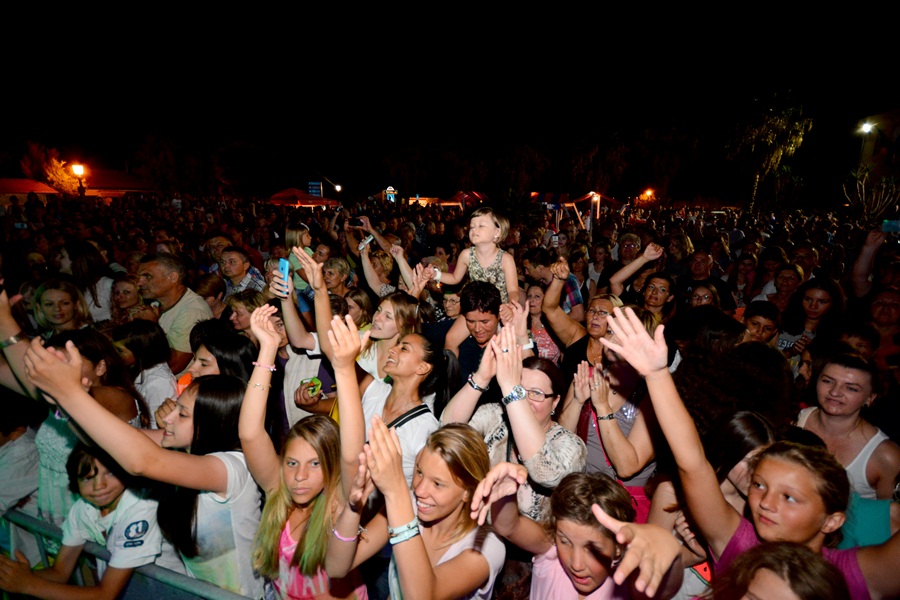 Vir : Colonia rasplesala tisuće posjetitelja na Viru ; foto Iva Perinčić Vir : Colonia rasplesala tisuće posjetitelja na Viru ; foto Iva Perinčić
