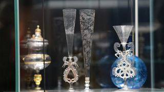 U Muzeju za umjetnost i obrt otvorena je izložba ” Transparentna ljepota – Staklo iz hrvatskih muzeja”. Transparentna ljepota rezultat je trogodišnjeg rada stručnjaka iz 30-tak hrvatskih muzeja. Uz postav dijela izložbe Transparentna ljepota u MUO, istodo