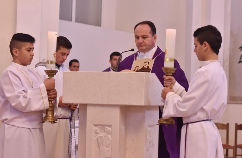 Kistanje: Zadarski nadbiskup Želimir Puljić blagoslovio relikvije sv. Nikole. Foto: Hrvoje Jelavić/PIXSELL Kistanje: Zadarski nadbiskup Želimir Puljić blagoslovio relikvije sv. Nikole. Foto: Hrvoje Jelavić/PIXSELL