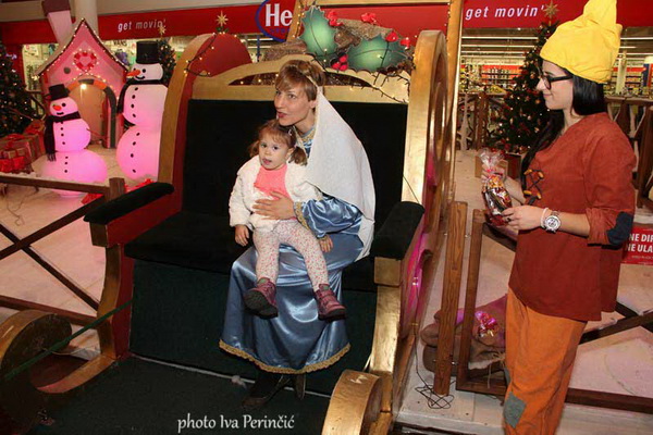 Sv. Luce razveselila mališane u Supernova centru, Foto: Iva Perinčić Sv. Luce razveselila mališane u Supernova centru, Foto: Iva Perinčić