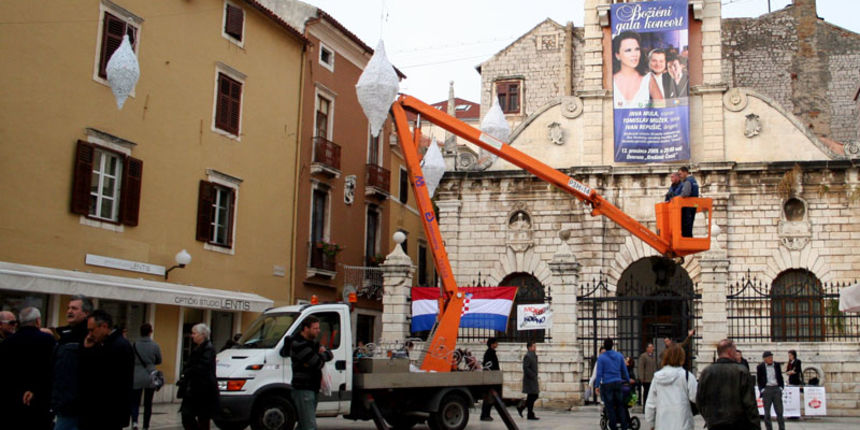 Započelo blagdansko ukrašavanje Poluotoka Započelo blagdansko ukrašavanje Poluotoka