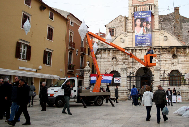 Započelo blagdansko ukrašavanje Poluotoka Započelo blagdansko ukrašavanje Poluotoka