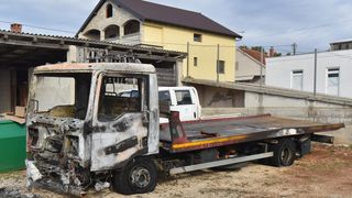 Vučnoj službi Deur na parkingu izgorjela dva vozila