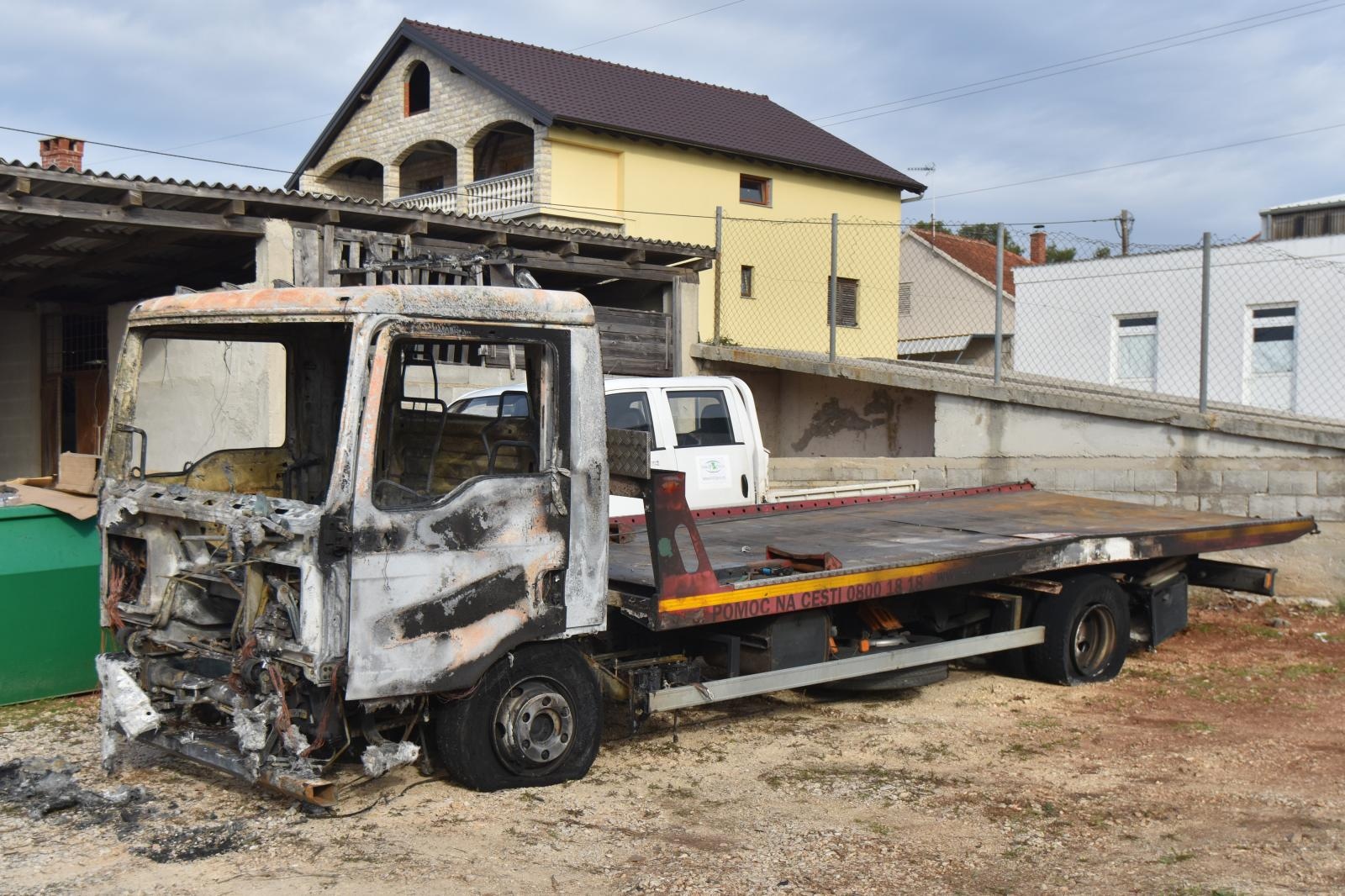 Vučnoj službi Deur na parkingu izgorjela dva vozila