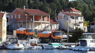 Kamioni puni snijega iz Like stigli u Veli Iž za skijašku utrku “Iška kraljica” Kamioni puni snijega iz Like stigli u Veli Iž za skijašku utrku “Iška kraljica”