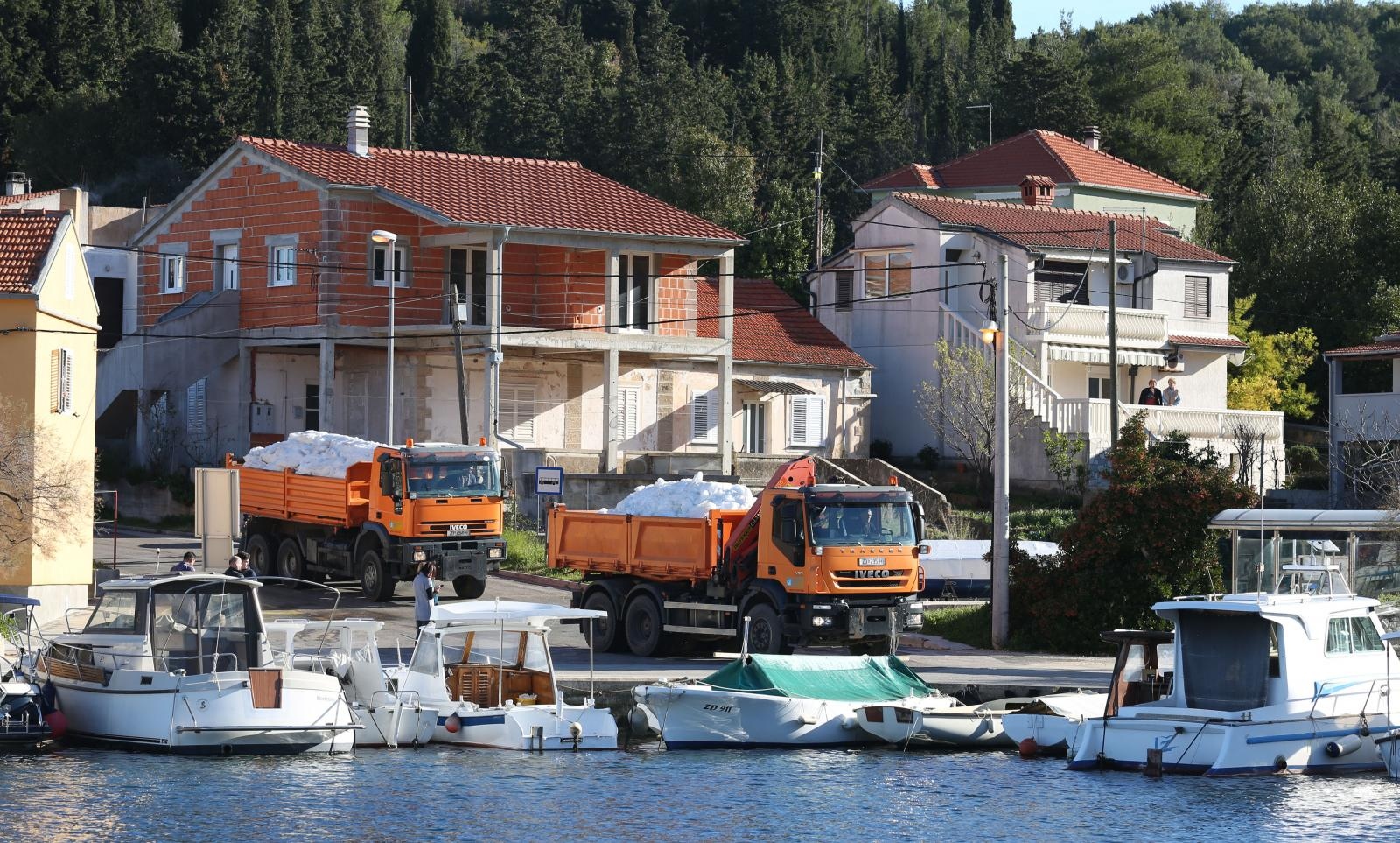 Kamioni puni snijega iz Like stigli u Veli Iž za skijašku utrku “Iška kraljica” Kamioni puni snijega iz Like stigli u Veli Iž za skijašku utrku “Iška kraljica”