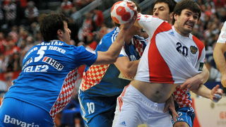Graz, 210110.
EURO 2010 u rukometu. 
Trece kolo skupine A. Utakmica Hrvatska – Rusija.
Na fotografiji: Domago Duvnjak, Jakov Gojun, Marko Kopljar zaustavljaju napad Mikhail Chipurina 20.
Foto: Damir Krajac / CROPIX