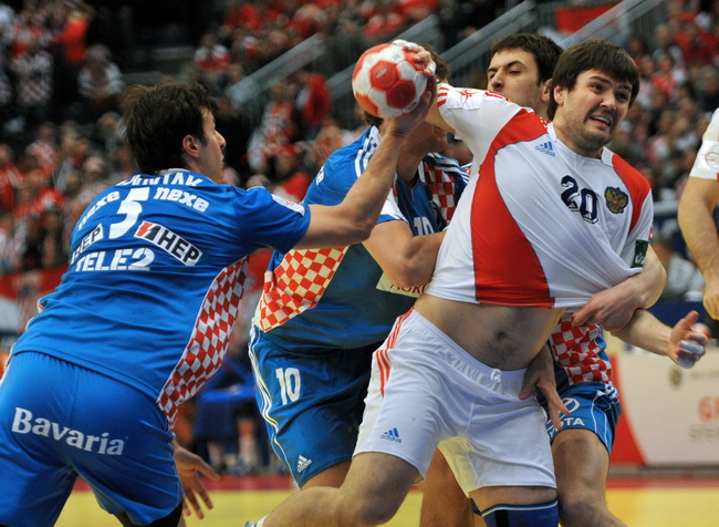 Graz, 210110.
EURO 2010 u rukometu. 
Trece kolo skupine A. Utakmica Hrvatska – Rusija.
Na fotografiji: Domago Duvnjak, Jakov Gojun, Marko Kopljar zaustavljaju napad Mikhail Chipurina 20.
Foto: Damir Krajac / CROPIX