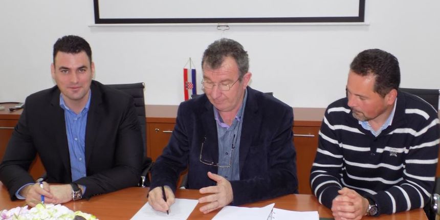 Potpisan ugovor te kreću radovi na projektu “Aglomeracija Preko-Kali-Otok Ugljan”. Foto: Naši školji Potpisan ugovor te kreću radovi na projektu “Aglomeracija Preko-Kali-Otok Ugljan”. Foto: Naši školji