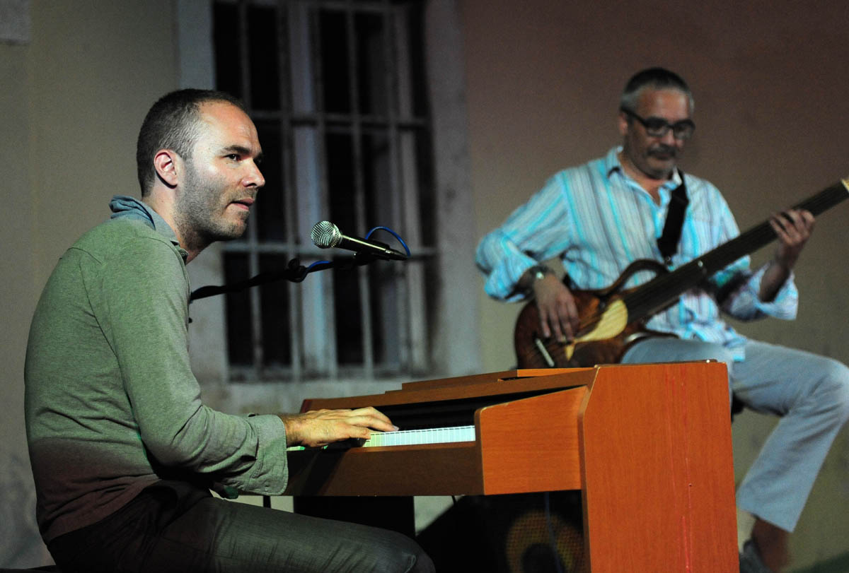 Zadar, 26.07.2013. snimio: Nenad Marčev
bossa nova
CATIA WERNECK QUARTET (BRA-FR)
CATIA WERNECK – vocal
VINCENT BIDAL – piano
LUKMIL PEREZ HERRERA – drums
RENATO ŠVORINIĆ – bass giuitar
Dvorište Providurove palače Zadar, 26.07.2013. snimio: Nenad Marčev
bossa nova
CATIA WERNECK QUARTET (BRA-FR)
CATIA WERNECK – vocal
VINCENT BIDAL – piano
LUKMIL PEREZ HERRERA – drums
RENATO ŠVORINIĆ – bass giuitar
Dvorište Providurove palače