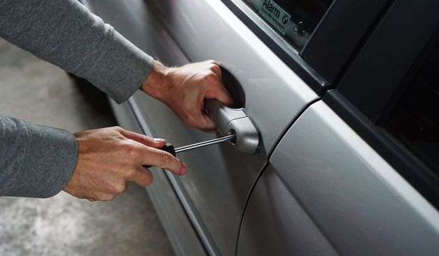 Lopov, krađa, provala u auto