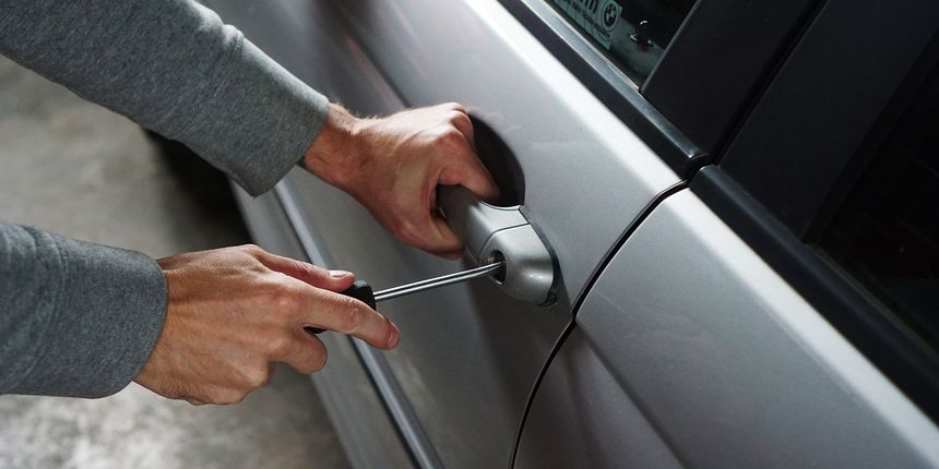 Lopov, krađa, provala u auto Lopov, krađa, provala u auto