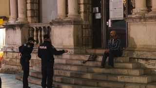 Građani na ulicama Zadra poštujući mjere dočekali 2021. godinu