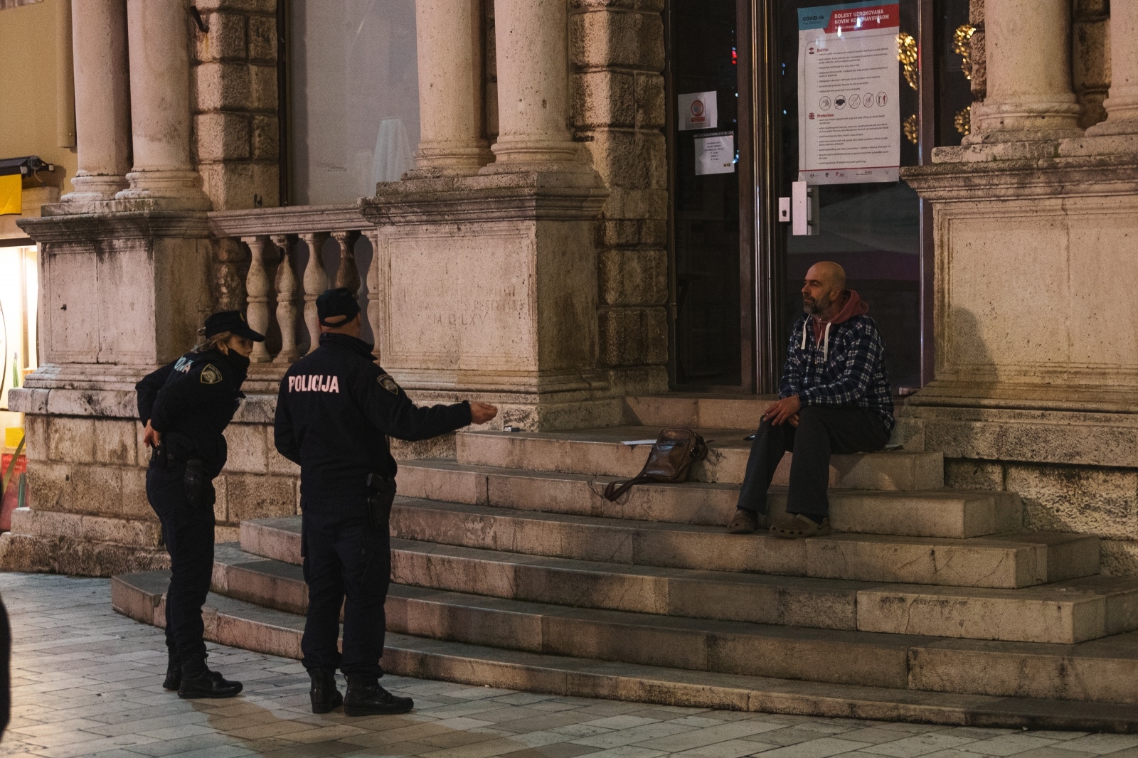 Građani na ulicama Zadra poštujući mjere dočekali 2021. godinu