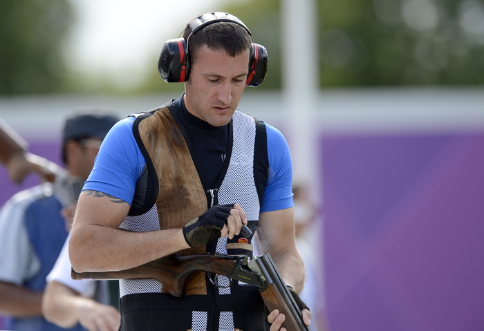 London, 060812.
Hrvatski strijelci Anton Glasnovic i Giovanni Cernogoraz u finalu trapa tijekom Olimpijskih Igara u Londonu.
Na fotografiji: Giovanni Cernogoraz osvojio je zlato.
Foto: Drago Sopta / CROPIX