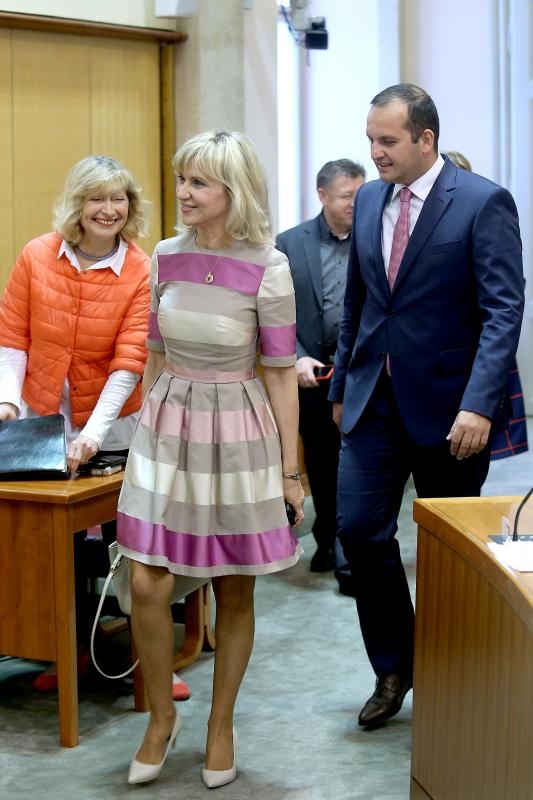 Ingrid Antičević Marinović svojim modnim izričajem razbija saborsko sivilo. Foto: Patrik Maček/PIXSELL Ingrid Antičević Marinović svojim modnim izričajem razbija saborsko sivilo. Foto: Patrik Maček/PIXSELL