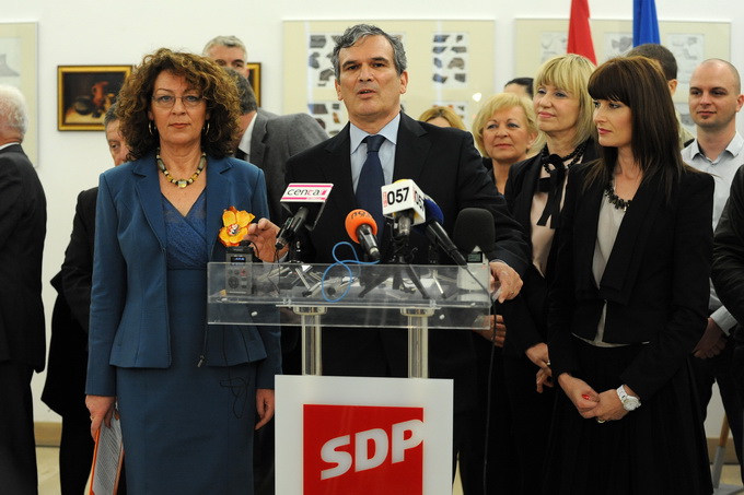 Zadar, 110413.
Zadarski SDP postigao je dogovor s HNS-om o koaliciji i predstavio dr. Ljiljanu Klaric kao zamjenicu gradonacelnickog kandidata Ive Bilica.
SDP na lokalne izbore izlazi u koaliciji sa HNS-om, HSLS-om, DSU i HSZ.
Na fotografiji: Ljiljana Kl Zadar, 110413.
Zadarski SDP postigao je dogovor s HNS-om o koaliciji i predstavio dr. Ljiljanu Klaric kao zamjenicu gradonacelnickog kandidata Ive Bilica.
SDP na lokalne izbore izlazi u koaliciji sa HNS-om, HSLS-om, DSU i HSZ.
Na fotografiji: Ljiljana Kl