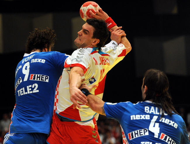 Bec, 300110.
Austrija je domacin EURO 2010 u rukometu od 19-31 01.10. U Becu se igraju utakmice poufinala i finala. Polufinale su izborile reprezentacije Islanda, Francuske, Poljske i Hrvatske.
Polufinale, susret ekipa Hrvatska – Poljske.
Na slici: Igor Bec, 300110.
Austrija je domacin EURO 2010 u rukometu od 19-31 01.10. U Becu se igraju utakmice poufinala i finala. Polufinale su izborile reprezentacije Islanda, Francuske, Poljske i Hrvatske.
Polufinale, susret ekipa Hrvatska – Poljske.
Na slici: Igor