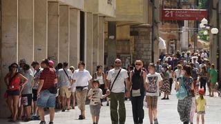 Velik broj turista jutro je proveo u gradu, a dio njih odlucio je plazu zamijeniti rivom. Photo: Dino Stanin/PIXSELL Autor  Dino Stanin/PIXSELL Ključne riječi  gosti, sunce, more, turisti, turizam, kupanje, suncanje, riva