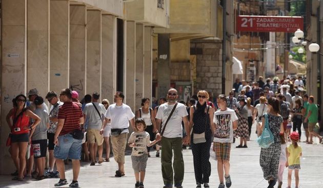 Velik broj turista jutro je proveo u gradu, a dio njih odlucio je plazu zamijeniti rivom. Photo: Dino Stanin/PIXSELL Autor  Dino Stanin/PIXSELL Ključne riječi  gosti, sunce, more, turisti, turizam, kupanje, suncanje, riva