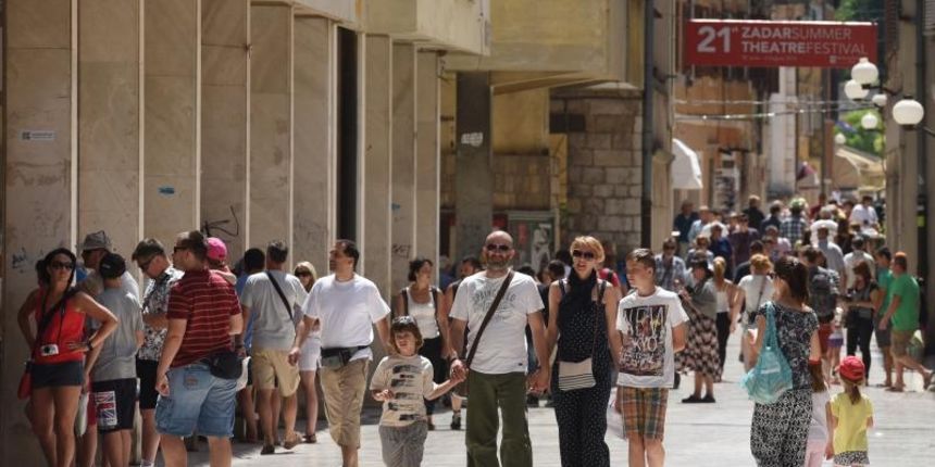 Velik broj turista jutro je proveo u gradu, a dio njih odlucio je plazu zamijeniti rivom. Photo: Dino Stanin/PIXSELL Autor  Dino Stanin/PIXSELL Ključne riječi  gosti, sunce, more, turisti, turizam, kupanje, suncanje, riva