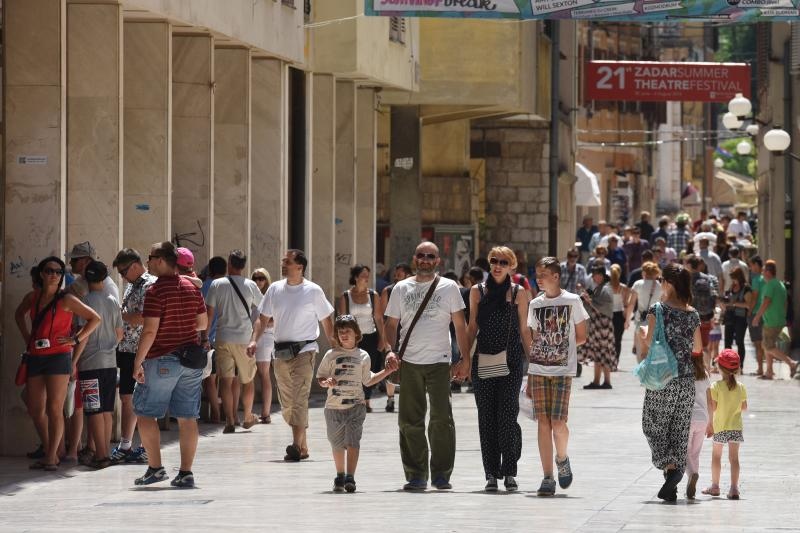 Velik broj turista jutro je proveo u gradu, a dio njih odlucio je plazu zamijeniti rivom. Photo: Dino Stanin/PIXSELL Autor  Dino Stanin/PIXSELL Ključne riječi  gosti, sunce, more, turisti, turizam, kupanje, suncanje, riva