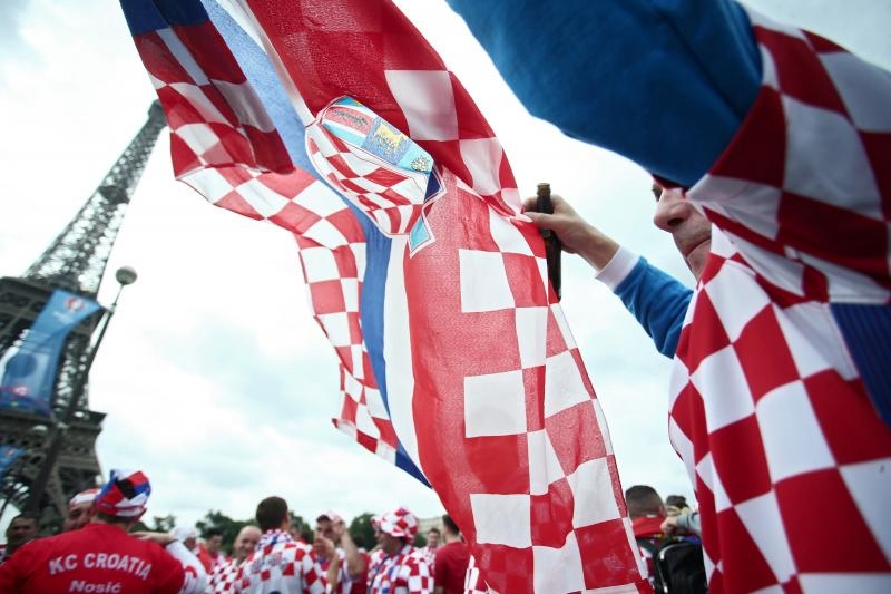 Euro 2016: Hrvatski navijači napravili fenomenalnu atmosferu u Parizu. Photo: Sanjin Strukić/PIXSELL Euro 2016: Hrvatski navijači napravili fenomenalnu atmosferu u Parizu. Photo: Sanjin Strukić/PIXSELL
