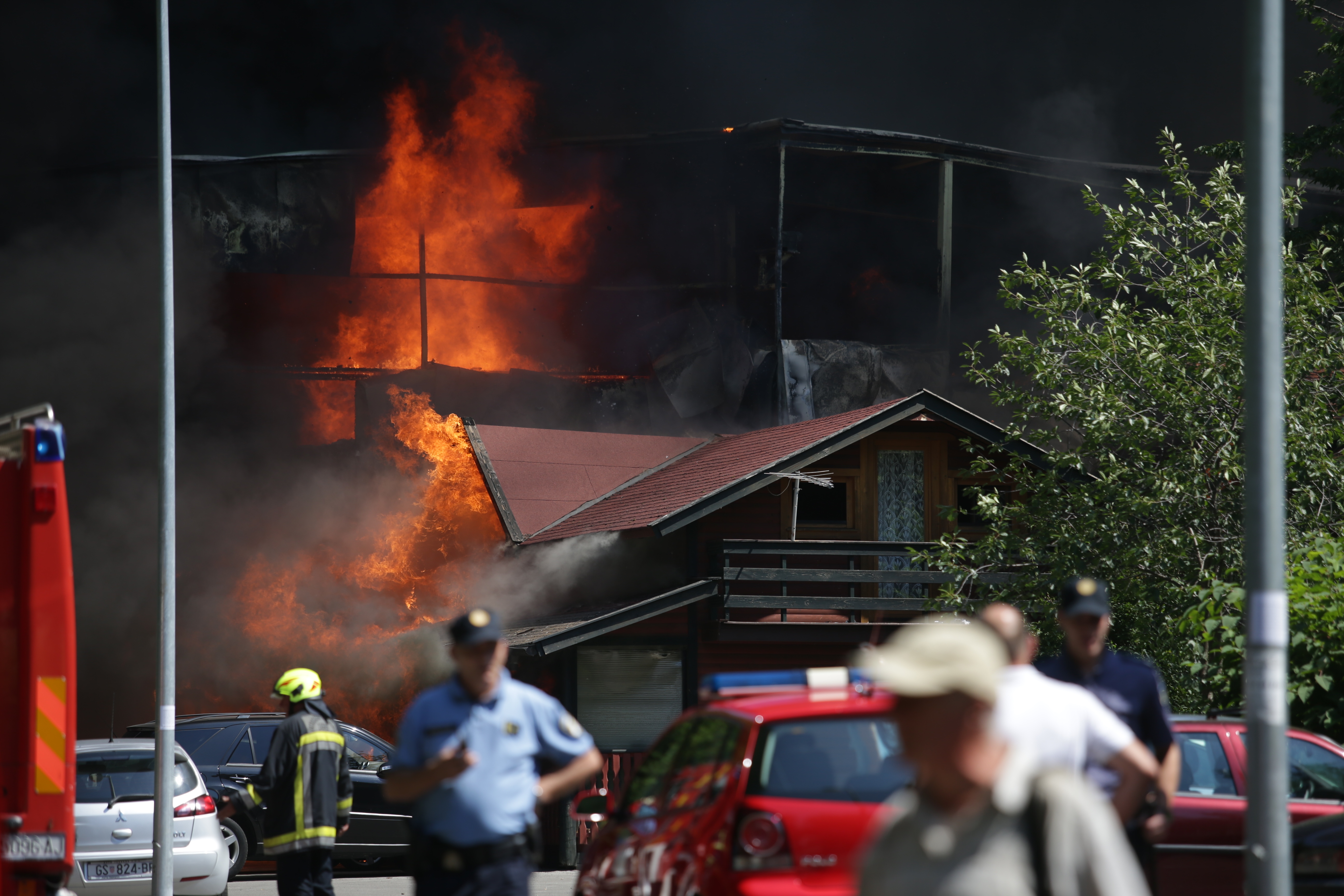 Požar na ŠRC Jelenovac, grad prekriven dimom, zaustavljeni autobusi…