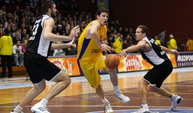 Zagreb, 211109. Dvorana Trnsko. 9. kolo NLB kosarkaske lige izmedju KK Zagreba CO i KK Partizana iz Beograda. Na slici: Ante Tomic u akciji. Foto: Goran Mehkek / CROPIX
