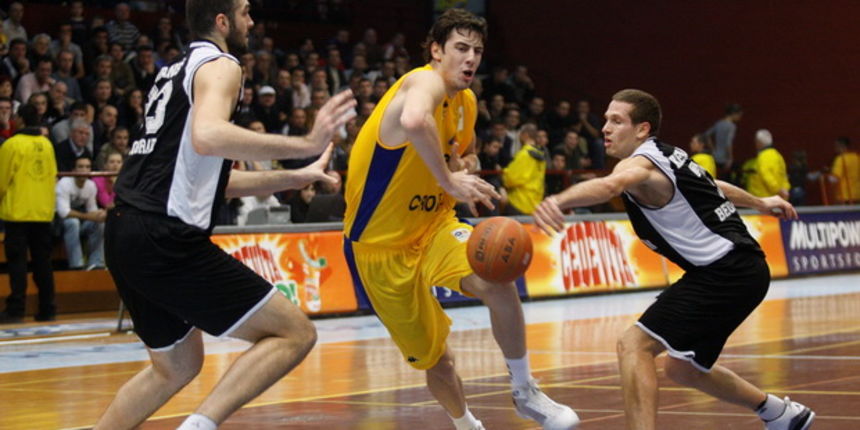 Zagreb, 211109. Dvorana Trnsko. 9. kolo NLB kosarkaske lige izmedju KK Zagreba CO i KK Partizana iz Beograda. Na slici: Ante Tomic u akciji. Foto: Goran Mehkek / CROPIX