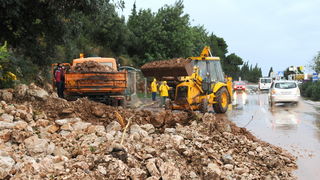 Dubrovnik, 221110.
Velike kolicene kise koje su padale danas na dubrovackom podrucju izazvale su velike poplave, odrone, sto je uveliko otezavalo pjesacki i cestovni promet. 
Na fotografiji: odron na magistrali povise Dubrovnika.
Foto: Admir Buljubasic /
