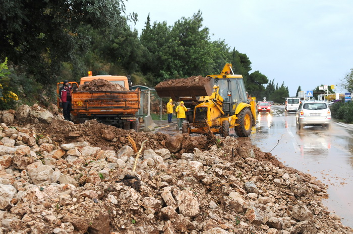 Dubrovnik, 221110.
Velike kolicene kise koje su padale danas na dubrovackom podrucju izazvale su velike poplave, odrone, sto je uveliko otezavalo pjesacki i cestovni promet. 
Na fotografiji: odron na magistrali povise Dubrovnika.
Foto: Admir Buljubasic /