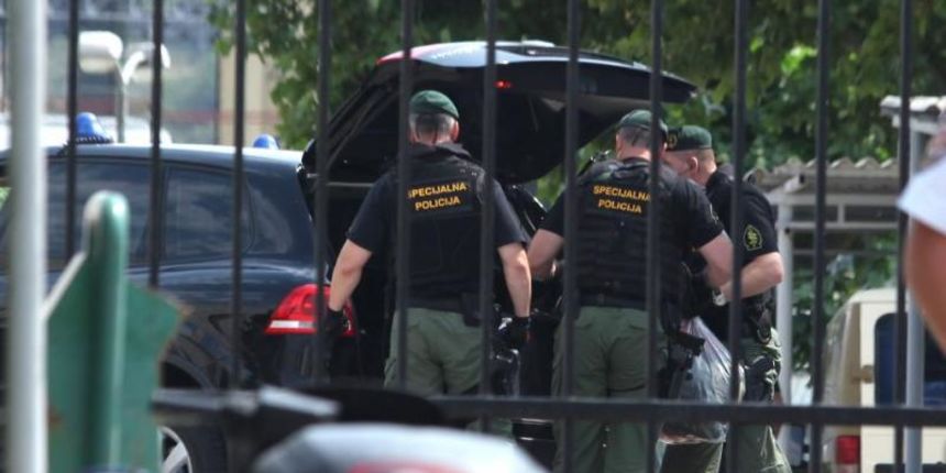 Policija dovodi Dragana Vasiljkovica u zatvor na Bilice. Dragan Vasiljkovic, poznatiji kao kapetan Dragan, nakon 10 godina izrucen je Hrvatskoj zbog ratnog zlocina protiv zarobljenika i civila u Kninu 1991. Photo: Miranda Cikotic/PIXSELL Policija dovodi Dragana Vasiljkovica u zatvor na Bilice. Dragan Vasiljkovic, poznatiji kao kapetan Dragan, nakon 10 godina izrucen je Hrvatskoj zbog ratnog zlocina protiv zarobljenika i civila u Kninu 1991. Photo: Miranda Cikotic/PIXSELL
