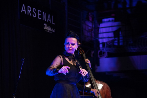 Veličanstvena Amira Medunjanin oduševila Zadrane u klubu Arsenal. Foto: Vinko Pešić Veličanstvena Amira Medunjanin oduševila Zadrane u klubu Arsenal. Foto: Vinko Pešić