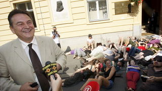 Zagreb, 130710.
Cirilometodska ulica.
Ispred gradske skupstine.
Udruge Zelena akcija i Pravo na grad organiziraju nastavak prosvjeda gradjana zbog gradnje ulazno-izlazne rampe u Varsavskoj za garazu Hoto grupe Tomislava Horvatincica.
Na slici: Prosvjednic Zagreb, 130710.
Cirilometodska ulica.
Ispred gradske skupstine.
Udruge Zelena akcija i Pravo na grad organiziraju nastavak prosvjeda gradjana zbog gradnje ulazno-izlazne rampe u Varsavskoj za garazu Hoto grupe Tomislava Horvatincica.
Na slici: Prosvjednic