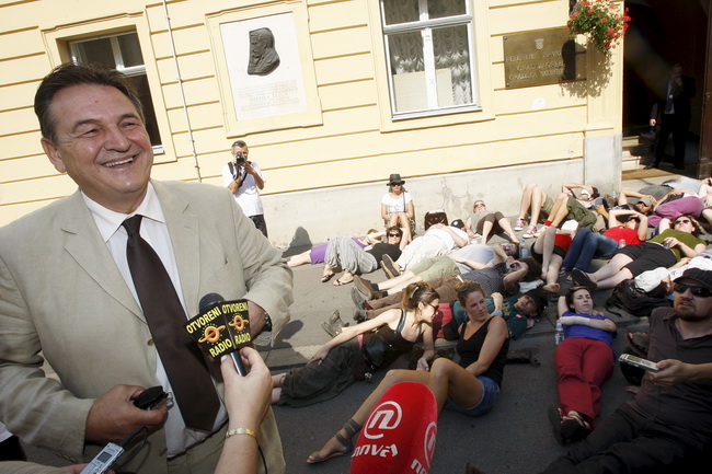 Zagreb, 130710.
Cirilometodska ulica.
Ispred gradske skupstine.
Udruge Zelena akcija i Pravo na grad organiziraju nastavak prosvjeda gradjana zbog gradnje ulazno-izlazne rampe u Varsavskoj za garazu Hoto grupe Tomislava Horvatincica.
Na slici: Prosvjednic Zagreb, 130710.
Cirilometodska ulica.
Ispred gradske skupstine.
Udruge Zelena akcija i Pravo na grad organiziraju nastavak prosvjeda gradjana zbog gradnje ulazno-izlazne rampe u Varsavskoj za garazu Hoto grupe Tomislava Horvatincica.
Na slici: Prosvjednic