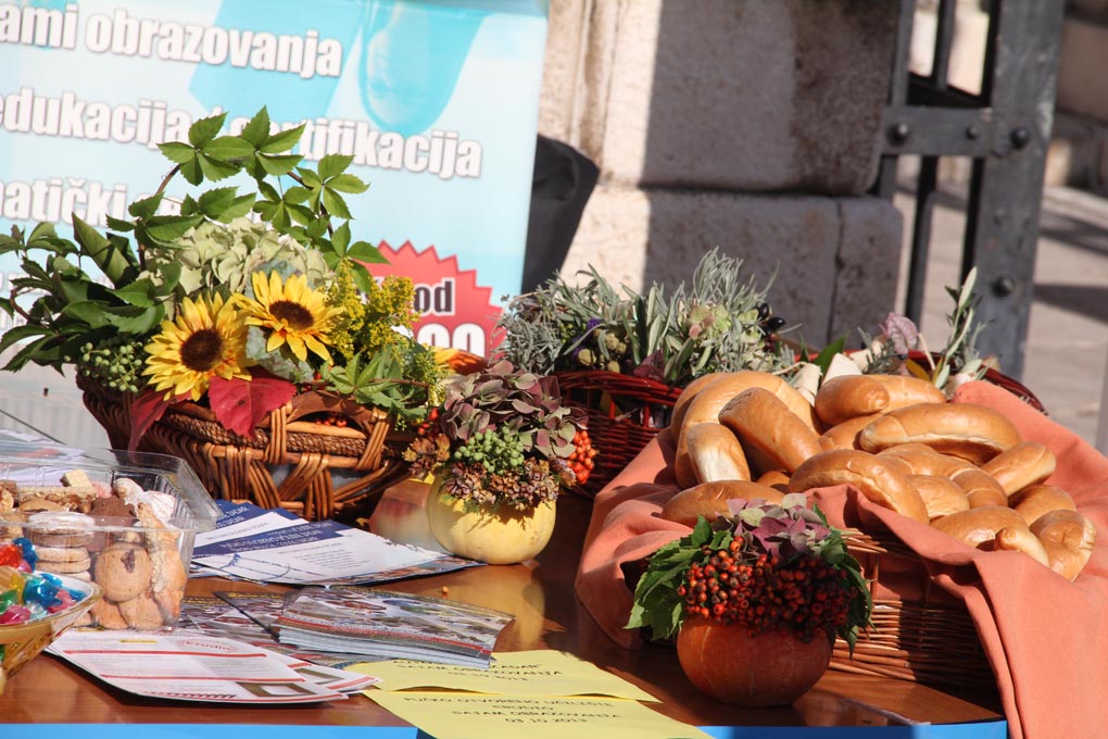 Sajam obrazovanja održan je na Narodnom trgu u organizaciji Pučkog otvorenog učilišta Erudio na kojem su se predstavili i partneri Poljoprivredna škola Stanko Ožanić, CISOK Zadar, Autoškola Zadar, POU Libar, POU Algebra, POU Zadar i dr. foto: Iva Perinči Sajam obrazovanja održan je na Narodnom trgu u organizaciji Pučkog otvorenog učilišta Erudio na kojem su se predstavili i partneri Poljoprivredna škola Stanko Ožanić, CISOK Zadar, Autoškola Zadar, POU Libar, POU Algebra, POU Zadar i dr. foto: Iva Perinči