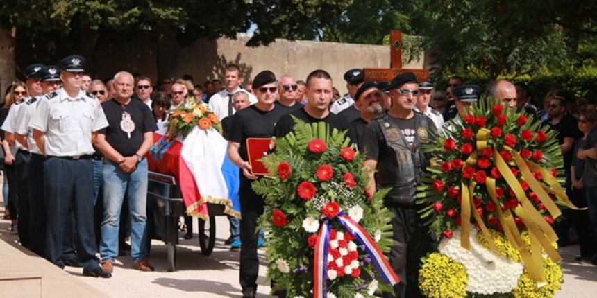 Posljednji ispraćaj zadarskog fotografa i umirovljenog satnika HV-a, Roberta Lerge na Gradskom groblju Zadar Posljednji ispraćaj zadarskog fotografa i umirovljenog satnika HV-a, Roberta Lerge na Gradskom groblju Zadar