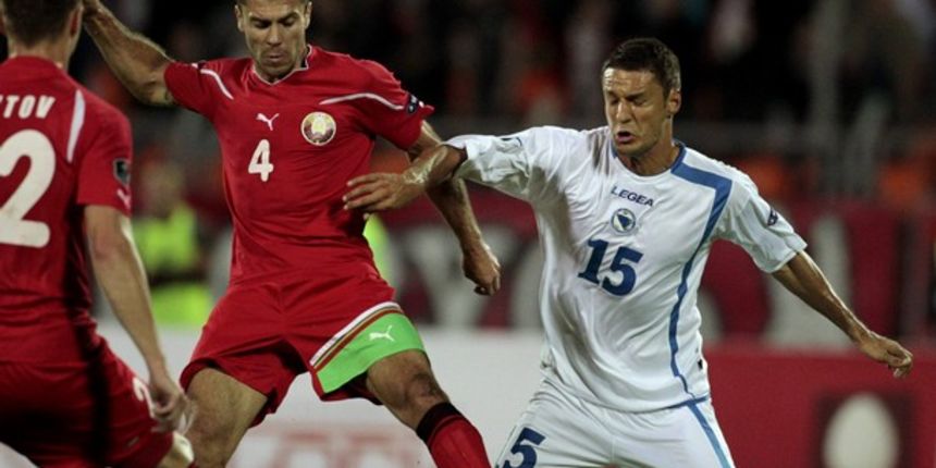 Bosnia and Herzegovina’s Sejad Salihovic (R) fights for the ball with Belarus’ Timofei Kalachev // Reuters Bosnia and Herzegovina’s Sejad Salihovic (R) fights for the ball with Belarus’ Timofei Kalachev // Reuters