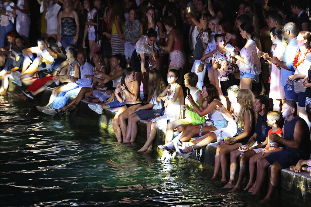 Fenomenalni Petar Grašo raspjevao i rasplesao Biograd Fenomenalni Petar Grašo raspjevao i rasplesao Biograd