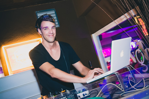 DJ Andrologic @ Cocktail bar Mango, 11.7.2015. (foto: Ivan Toman) DJ Andrologic @ Cocktail bar Mango, 11.7.2015. (foto: Ivan Toman)